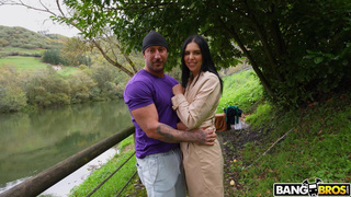 Секс на природе без стеснения — Kira Queen и ее парень под прицелом чужих глаз