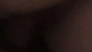 Жена резво скачет на члене супруга